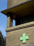 Detail gevel met balkon en groene kruis logo.
<br/>
Gert-Jan Lobbes, 2018